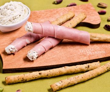 Olivenstangen in Mortadella und Robiola gewickelt