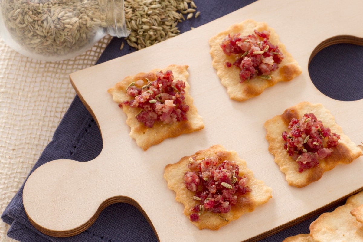 Klassische Blätterteigstücke mit Wurstbröseln