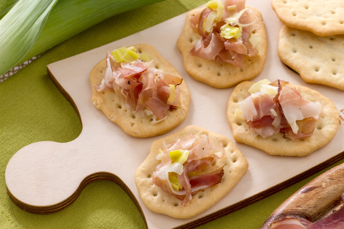 Fladenbrote mit Lauch-Julienne und Speck