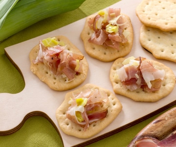 Fladenbrote mit Lauch-Julienne und Speck