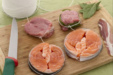 Wie man Fleisch- und Fischmedaillons herstellt