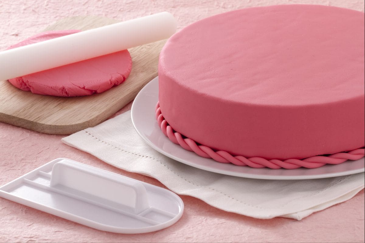 Wie man eine Torte mit Fondant überzieht