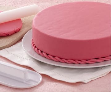 Wie man eine Torte mit Fondant überzieht