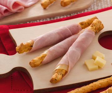 Im Ofen gebackene Stangen mit Schinken und Emmental