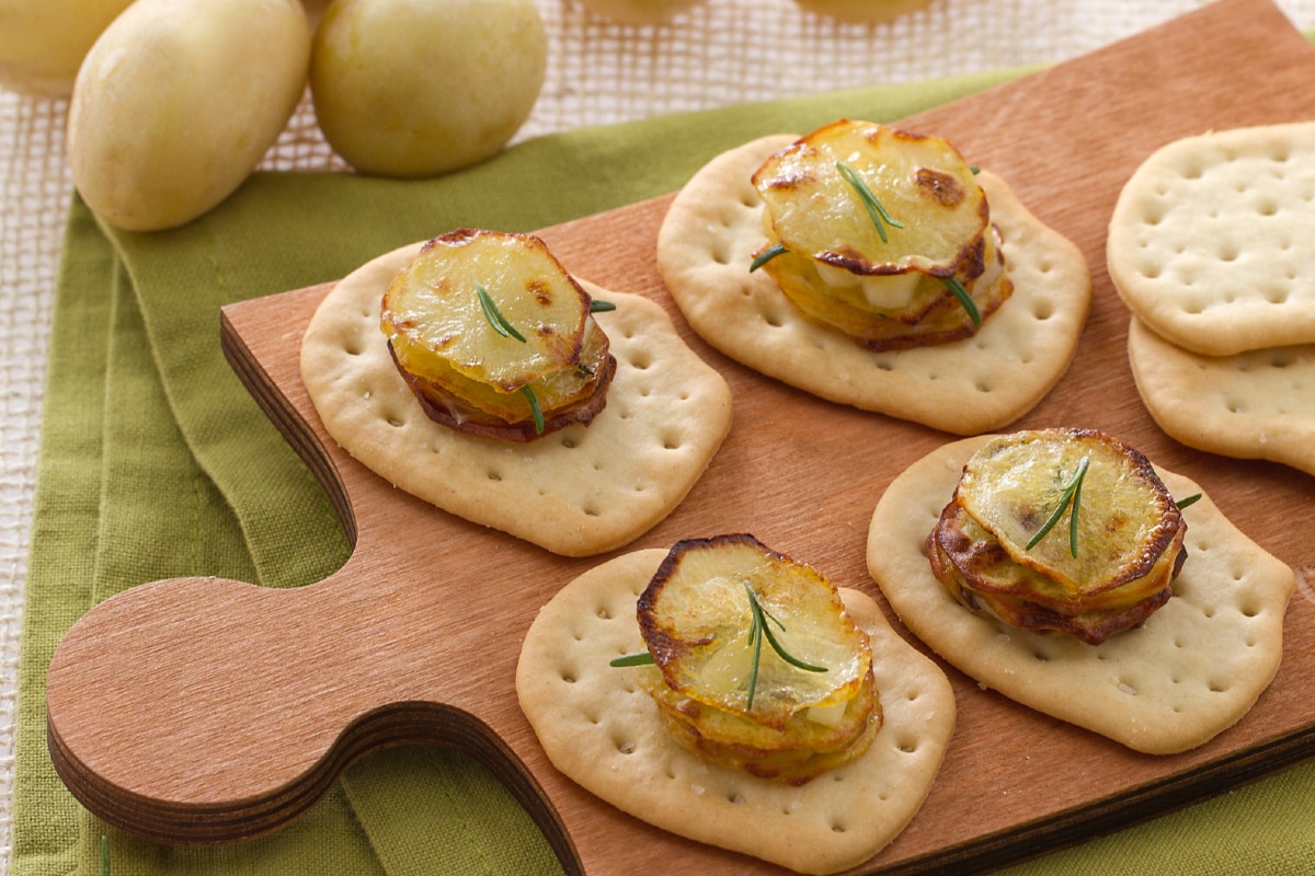Kartoffeltürmchen auf Fladenbrot