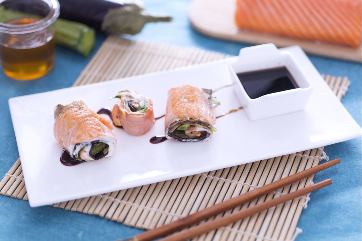 Lachsrouladen gefüllt mit Gemüse und Käse