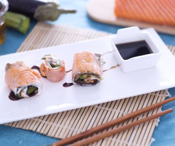 Lachsrouladen gefüllt mit Gemüse und Käse