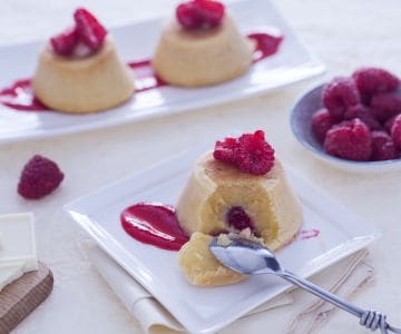 Weißer Schokoladenkuchen, Kondensmilch und Himbeeren