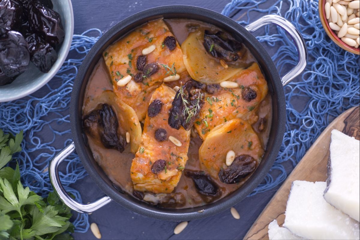 Stockfisch mit Pflaumen, Rosinen und Pinienkernen