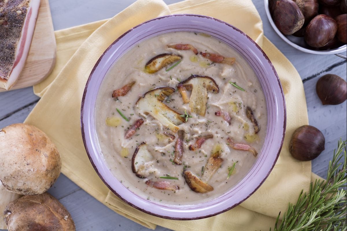 Maronensuppe mit Steinpilzen und knusprigem Schweinebacke