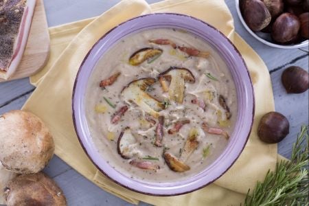 Maronensuppe mit Steinpilzen und knusprigem Schweinebacke