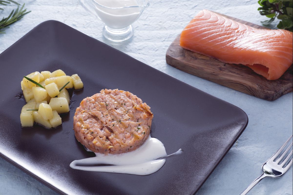 Lachsburger mit eifreier Mayonnaise und gebratenen Kartoffeln