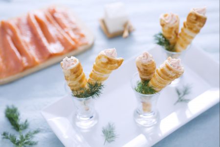 Mini-Blätterteighörnchen mit Lachscreme und Frischkäse