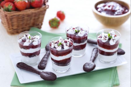 Gläser mit Joghurtcreme, Erdbeerkonfitüre und Kakaosablé-Keksen