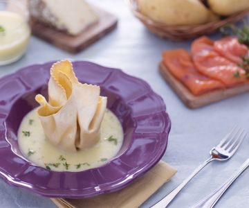 Frisches Pastabündel mit Lachs, Toma und Radicchio auf Kartoffelcreme