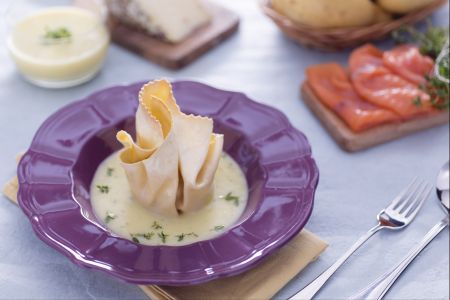 Frisches Pastabündel mit Lachs, Toma und Radicchio auf Kartoffelcreme