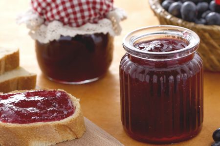 Rote Johannisbeer- und Blaubeermarmelade