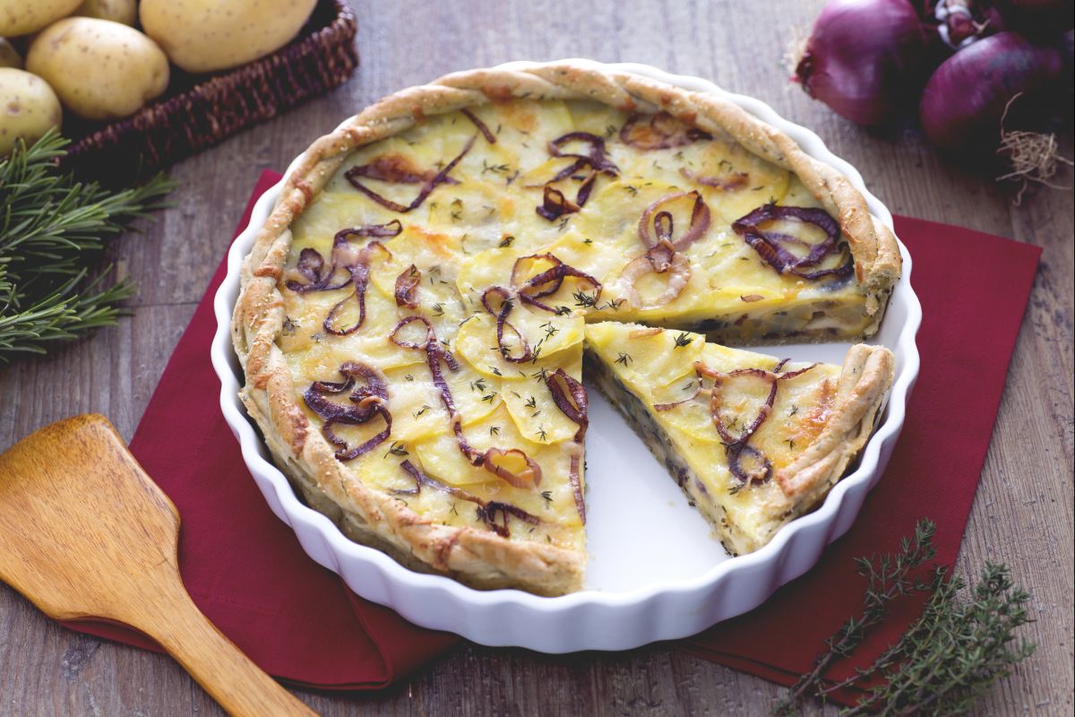 Herzhafter Kuchen mit Kartoffeln, Zwiebeln und Käse