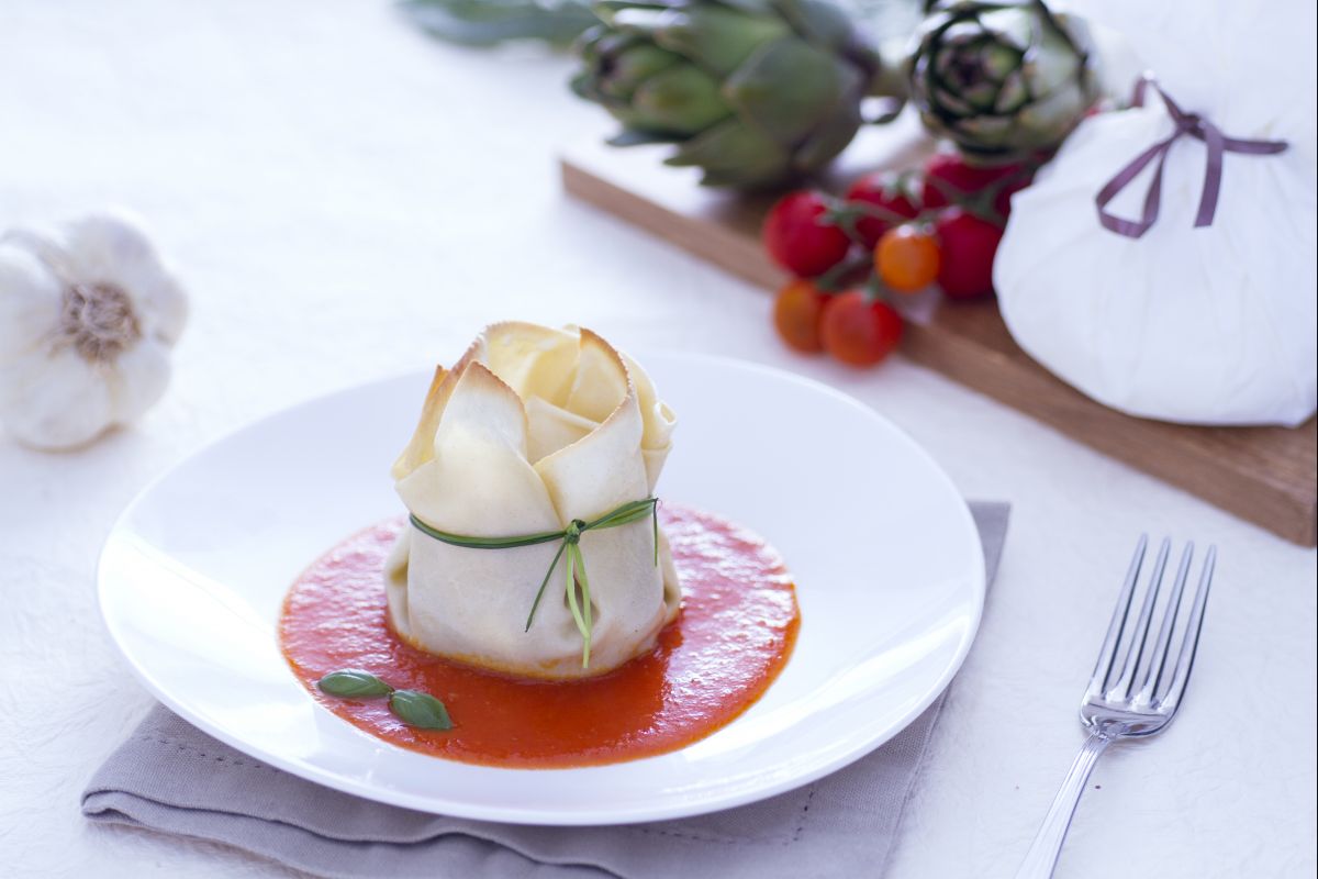 Taschen mit Burrata, Artischocken und Tomatensoße
