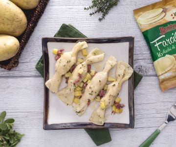 Bonbons gefüllt mit Kartoffeln und Wurst mit Kräutern