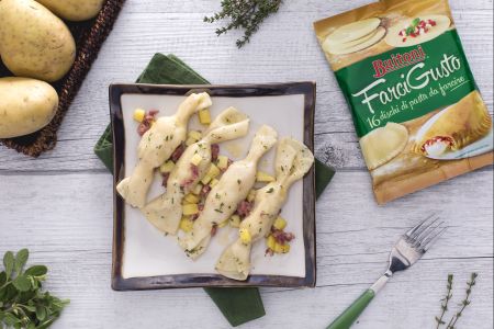 Bonbons gefüllt mit Kartoffeln und Wurst mit Kräutern