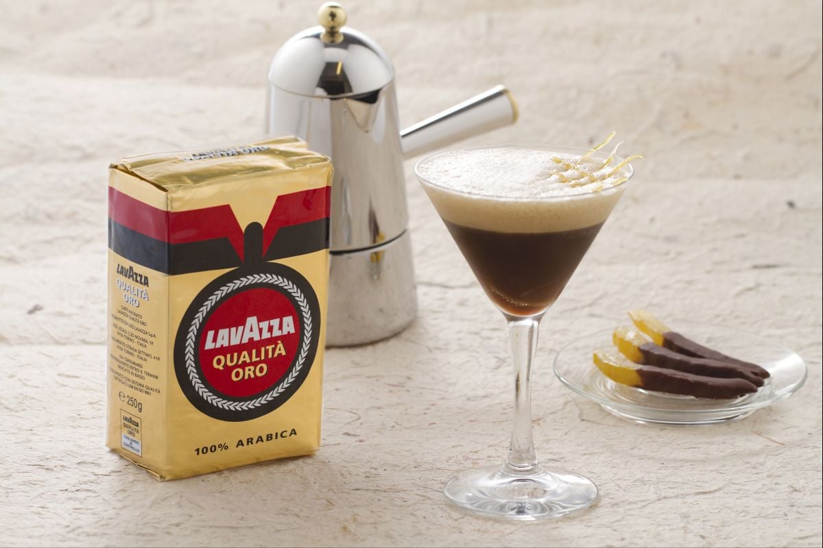 Geschüttelter Kaffee mit Zitrone