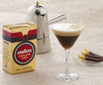 Geschüttelter Kaffee mit Zitrone