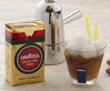 Eiskaffee mit Mandel-Eiswürfeln