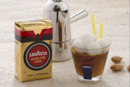 Eiskaffee mit Mandel-Eiswürfeln