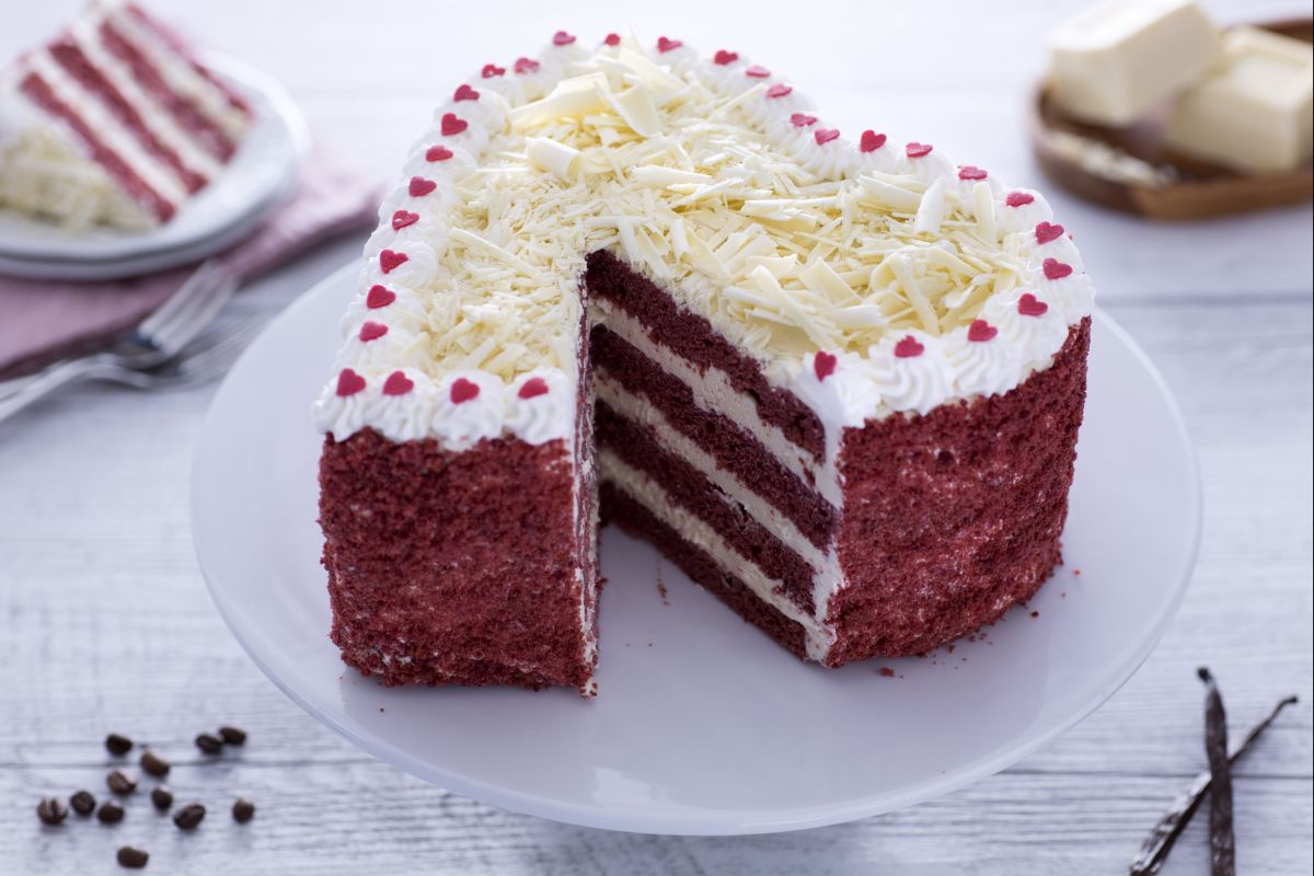 Roter Samtkuchenherz mit Kaffeemousse