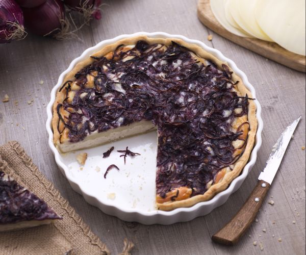 Herzhafter Kuchen mit Tropea-Zwiebeln und Silano