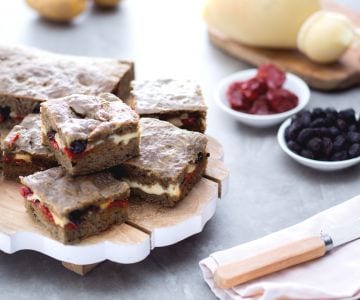 Gefülltes Focaccia aus geröstetem Weizenmehl