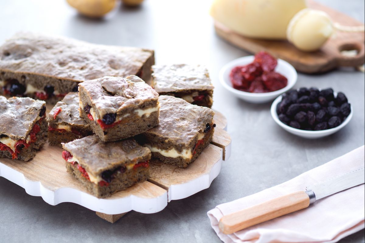 Gefülltes Focaccia aus geröstetem Weizenmehl
