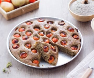 Focaccia aus geröstetem Weizen mit Kirschtomaten