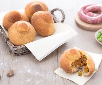 Rizzuole mit Ragout, Béchamelsauce und Erbsen