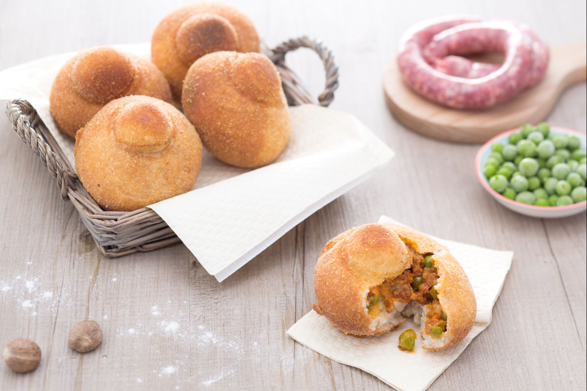 Rizzuole mit Ragout, Béchamelsauce und Erbsen