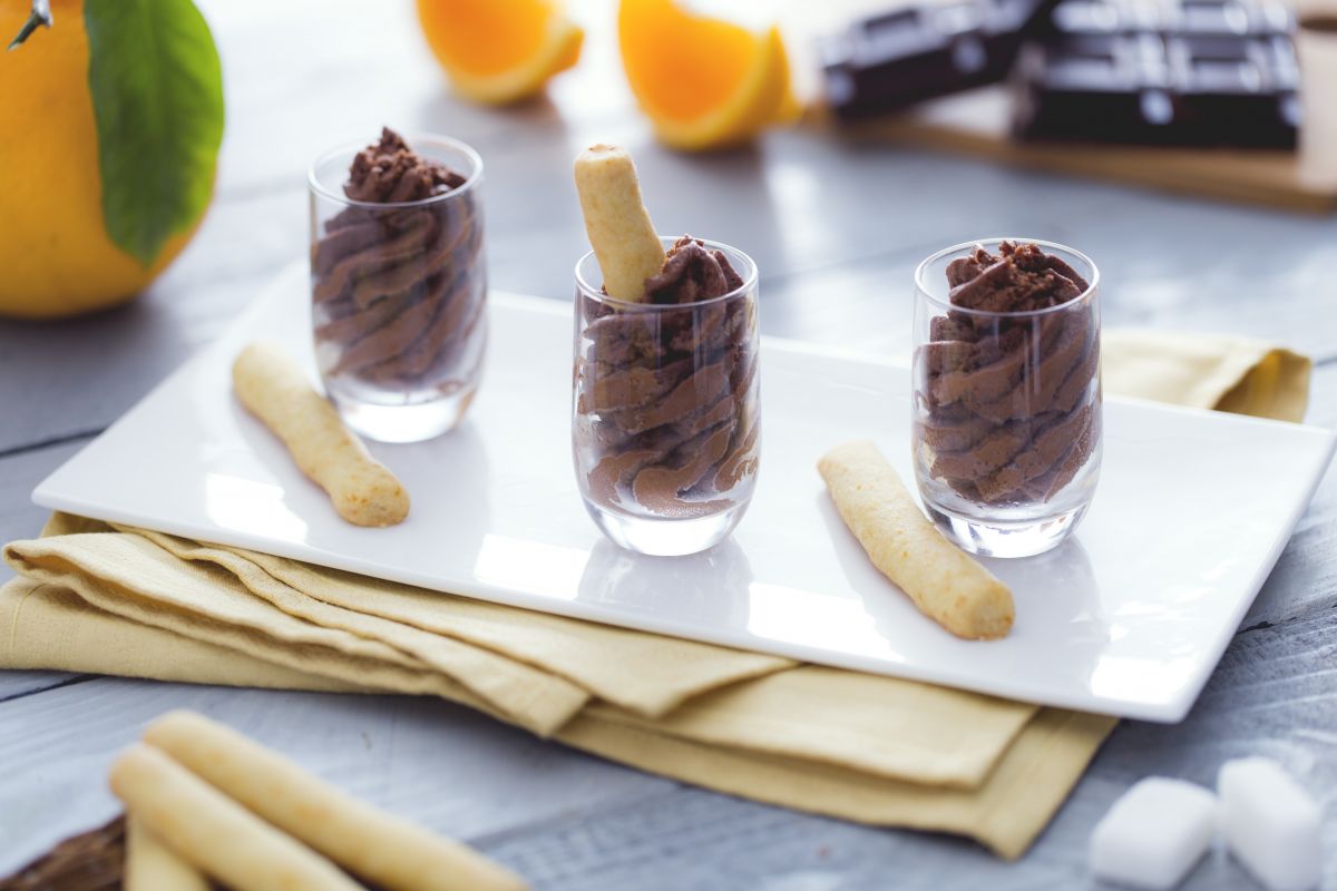 Mousse aus Schokolade mit Orangenkeksen