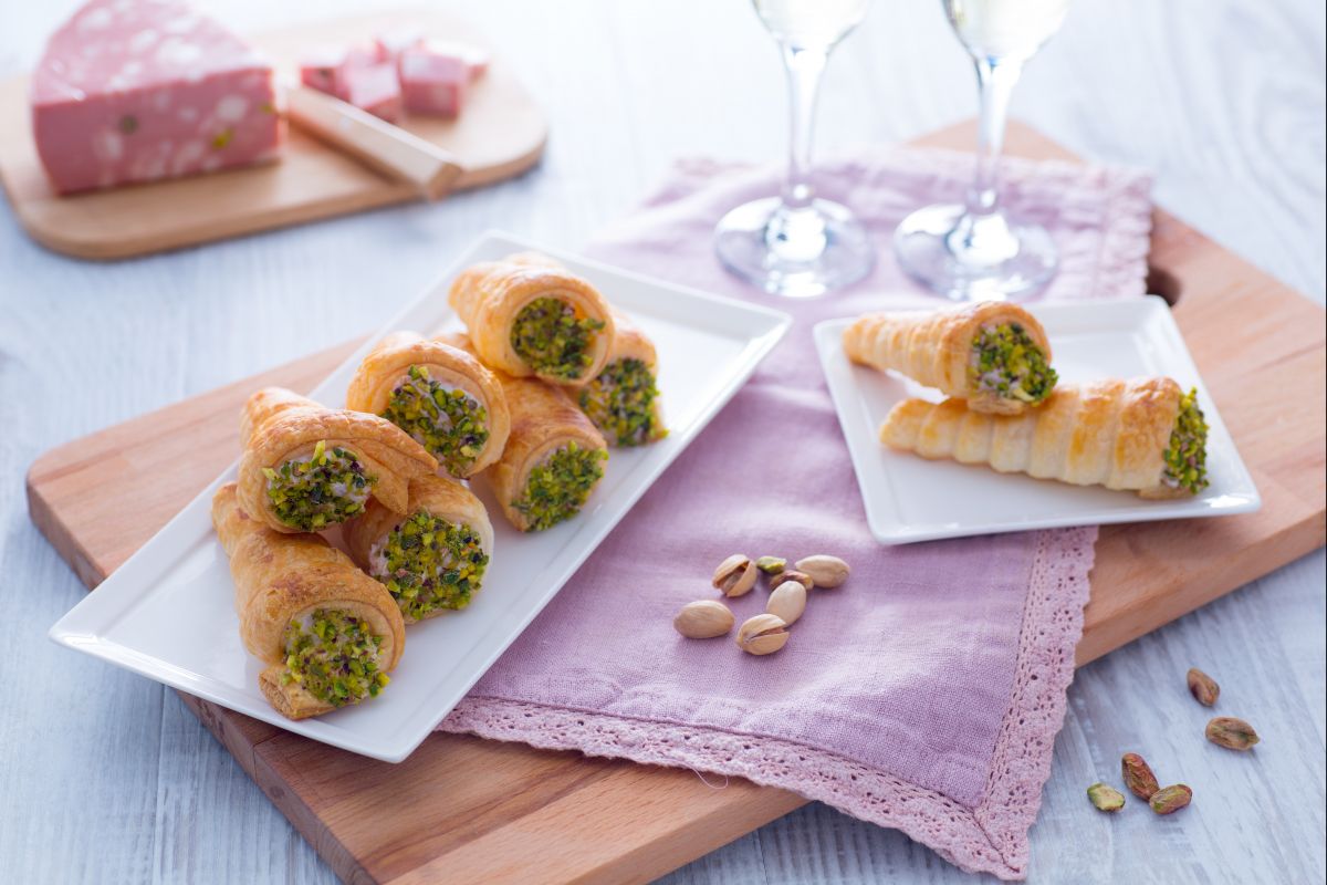 Herzhafte Hörnchen mit Mortadella-Mousse