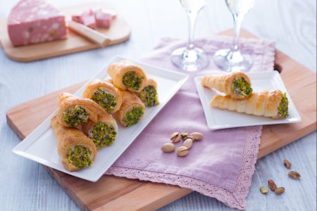 Herzhafte Hörnchen mit Mortadella-Mousse