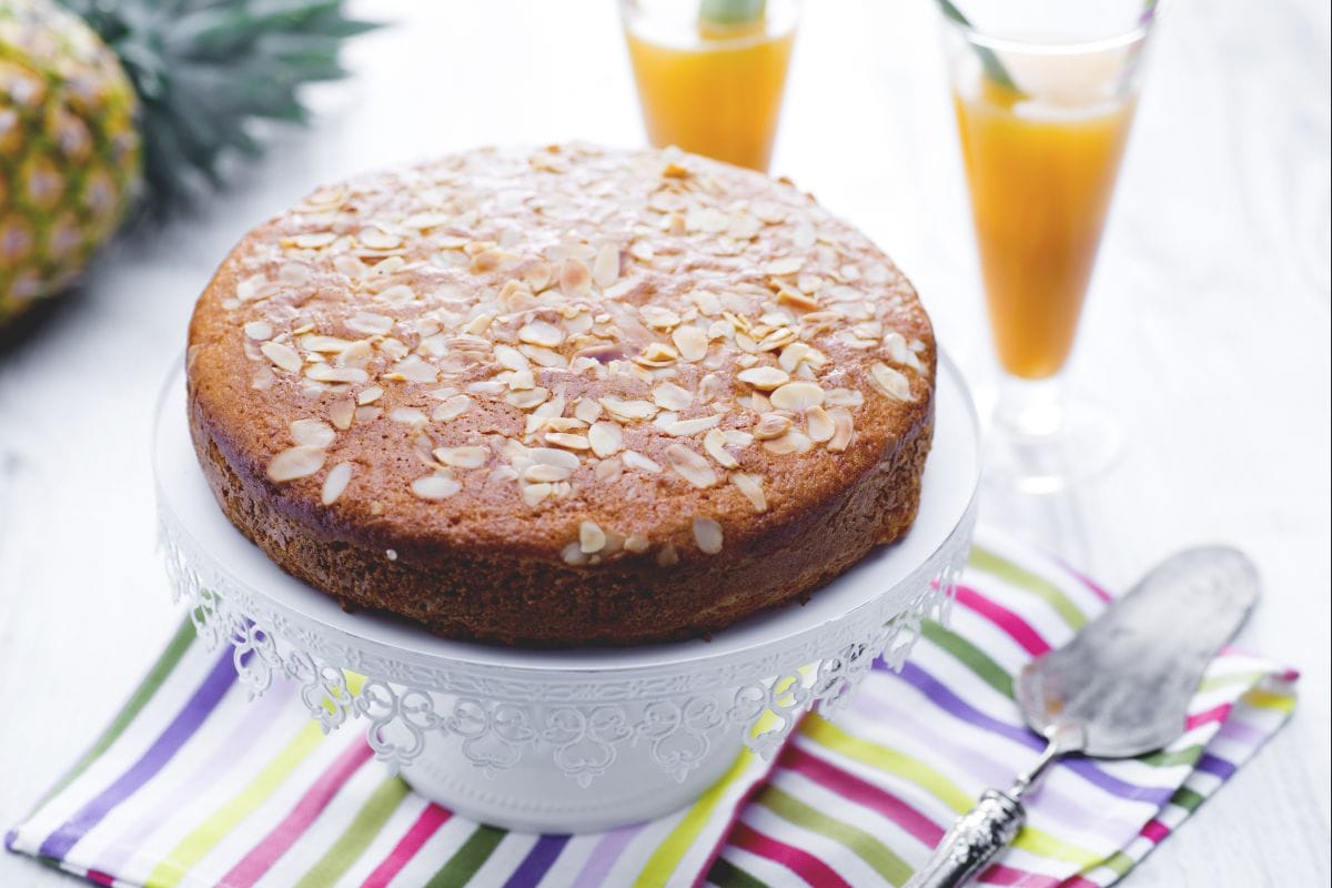 Saft und Kuchen mit Schalen