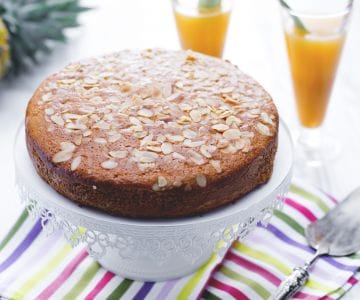 Saft und Kuchen mit Schalen