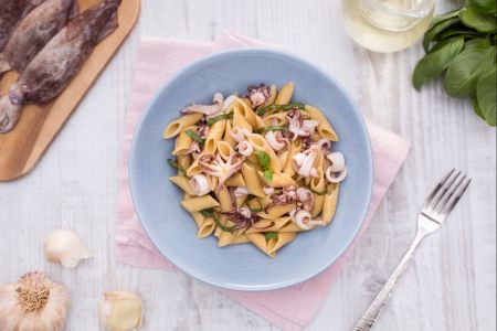 Vollkorn-Mezze-Penne mit Tintenfischen in Weißwein