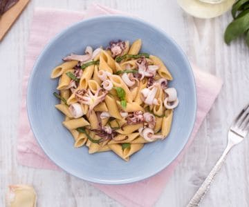 Vollkorn-Mezze-Penne mit Tintenfischen in Weißwein