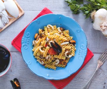 Fusilli mit Miesmuscheln und kleinen Tintenfischen