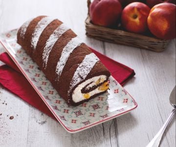 Glutenfreie Rolle mit Kakao und Pfirsichen