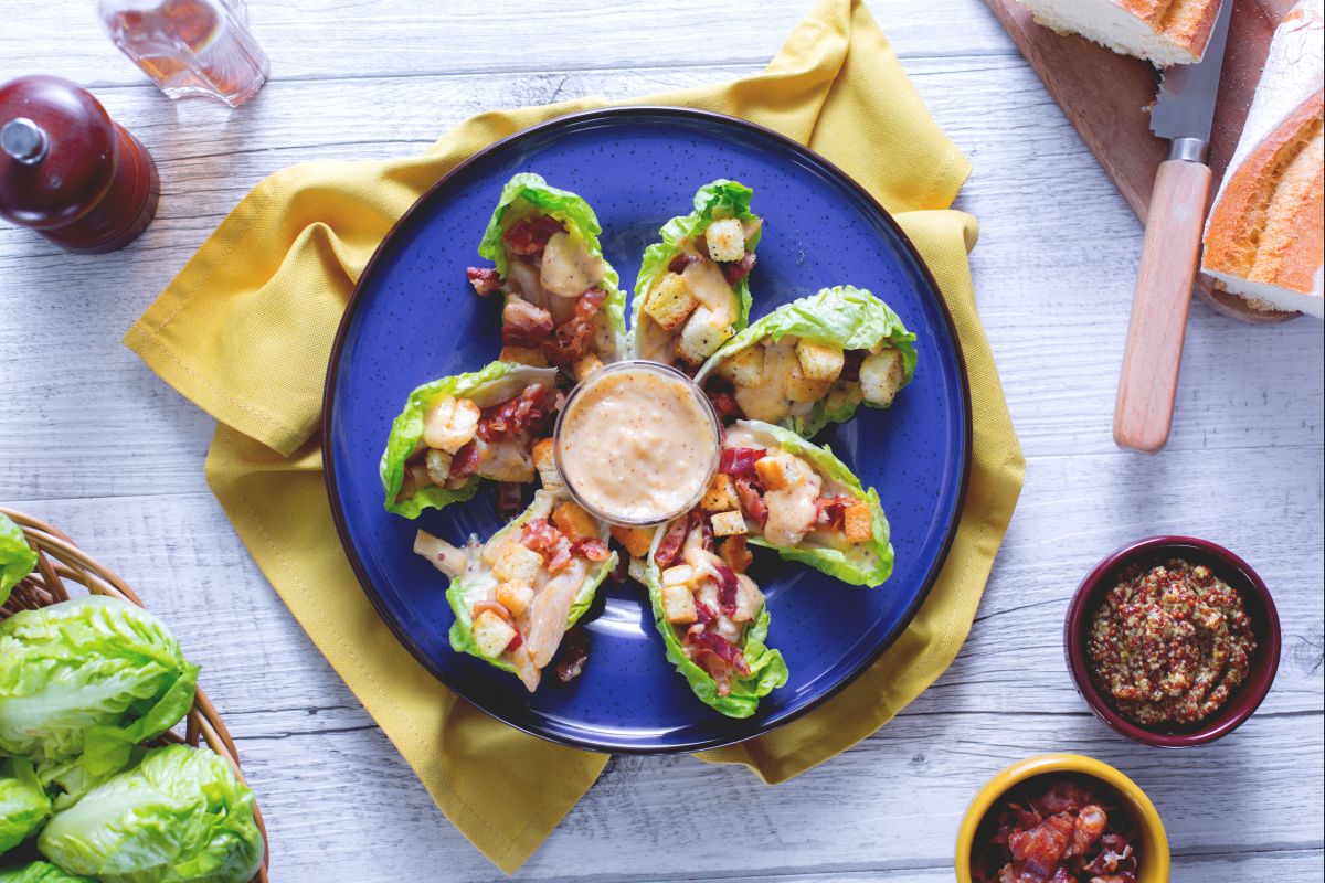 Caesar-Salat mit Hähnchen auf Baby-Lattich