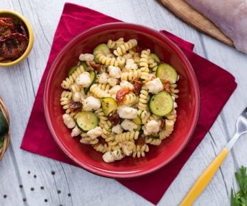 Pasta mit Seeteufel, Zucchini und getrockneten Tomaten