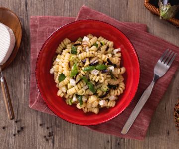 Fusilli bucati Auberginen und Zucchini mit Primosale