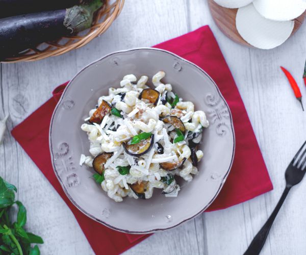 Pasta alla Norma in weiß