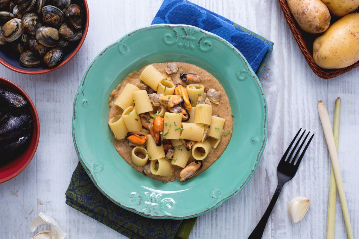 Halbe Ärmel mit Miesmuscheln und Venusmuscheln mit Zitronengras